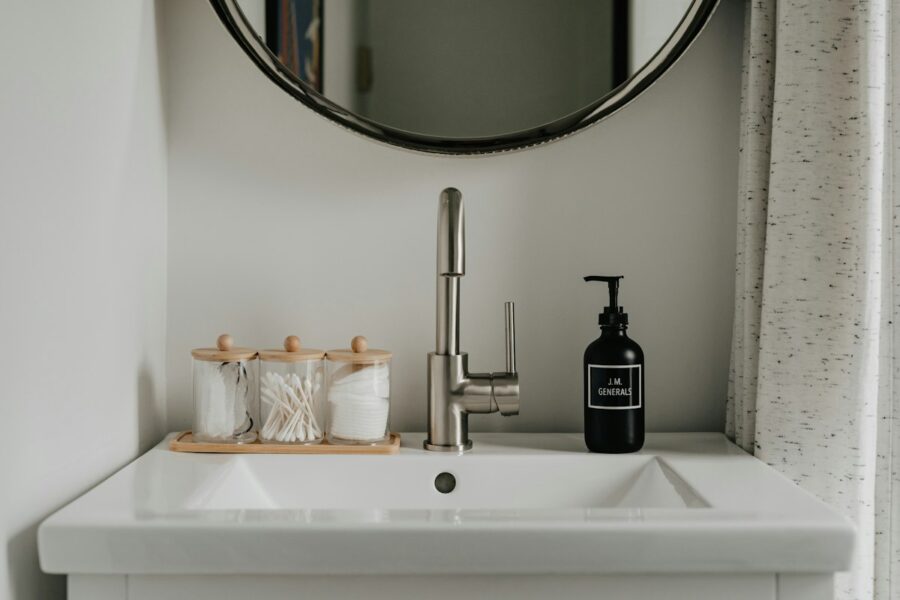 Washbasin and faucet in a bathroom